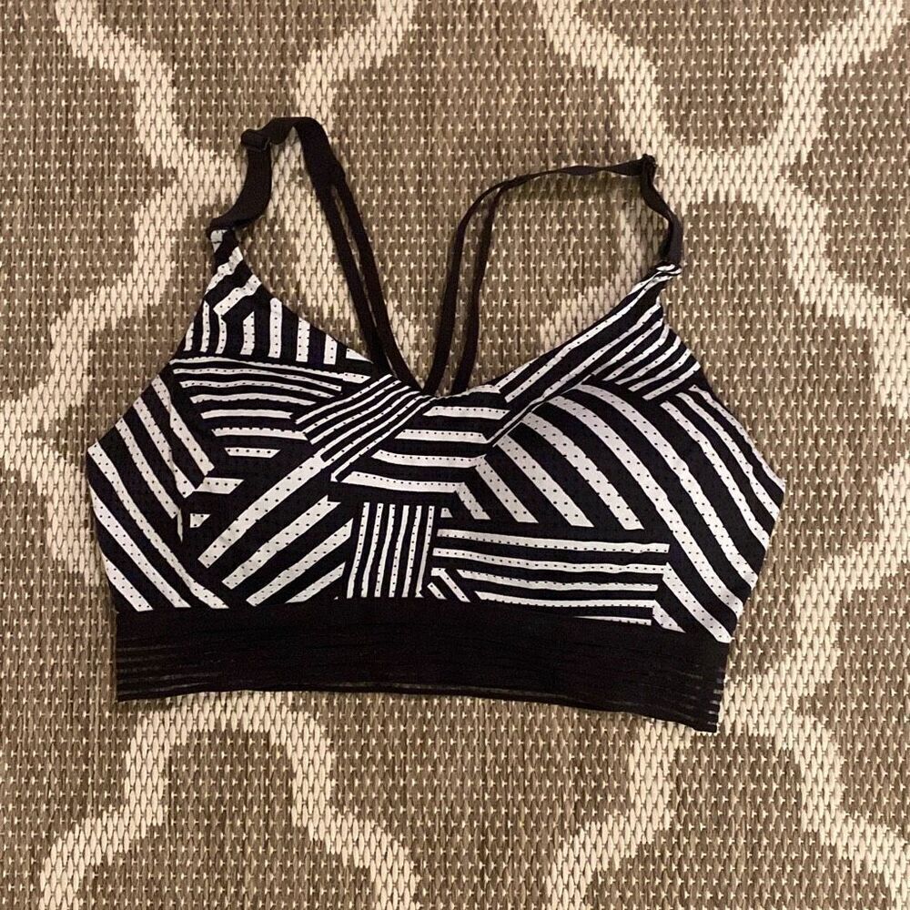 Victoria’s Secret sports bra size 36D